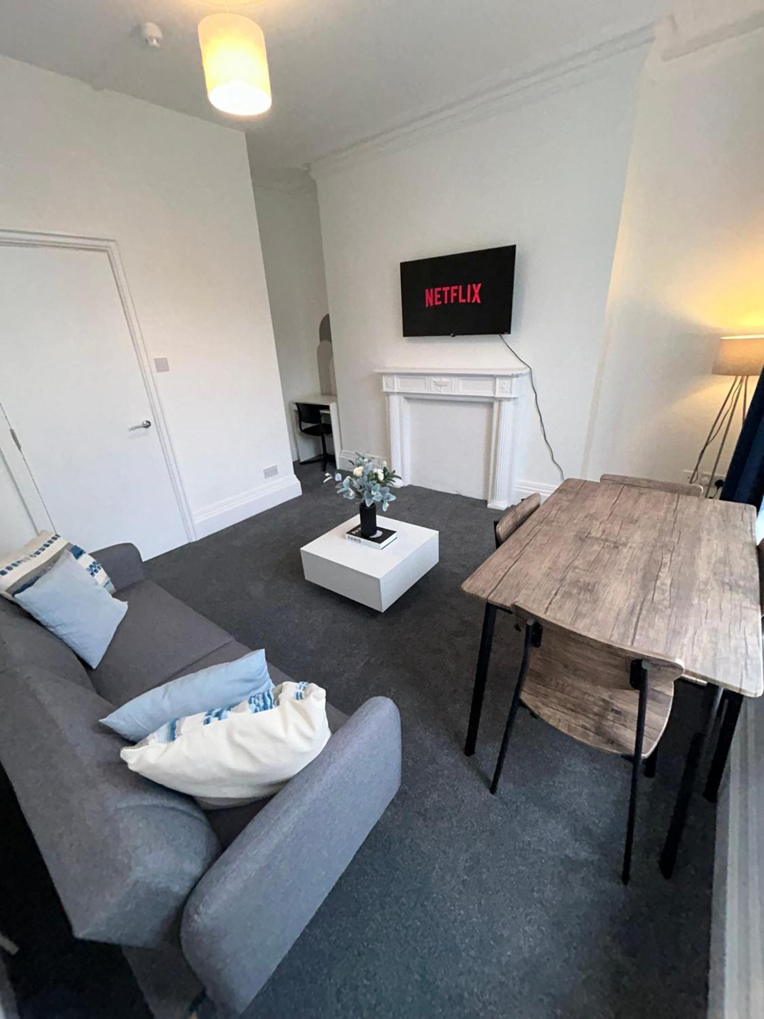 Brand New Modern Apartments Steps From Gloucester Quays Exterior photo