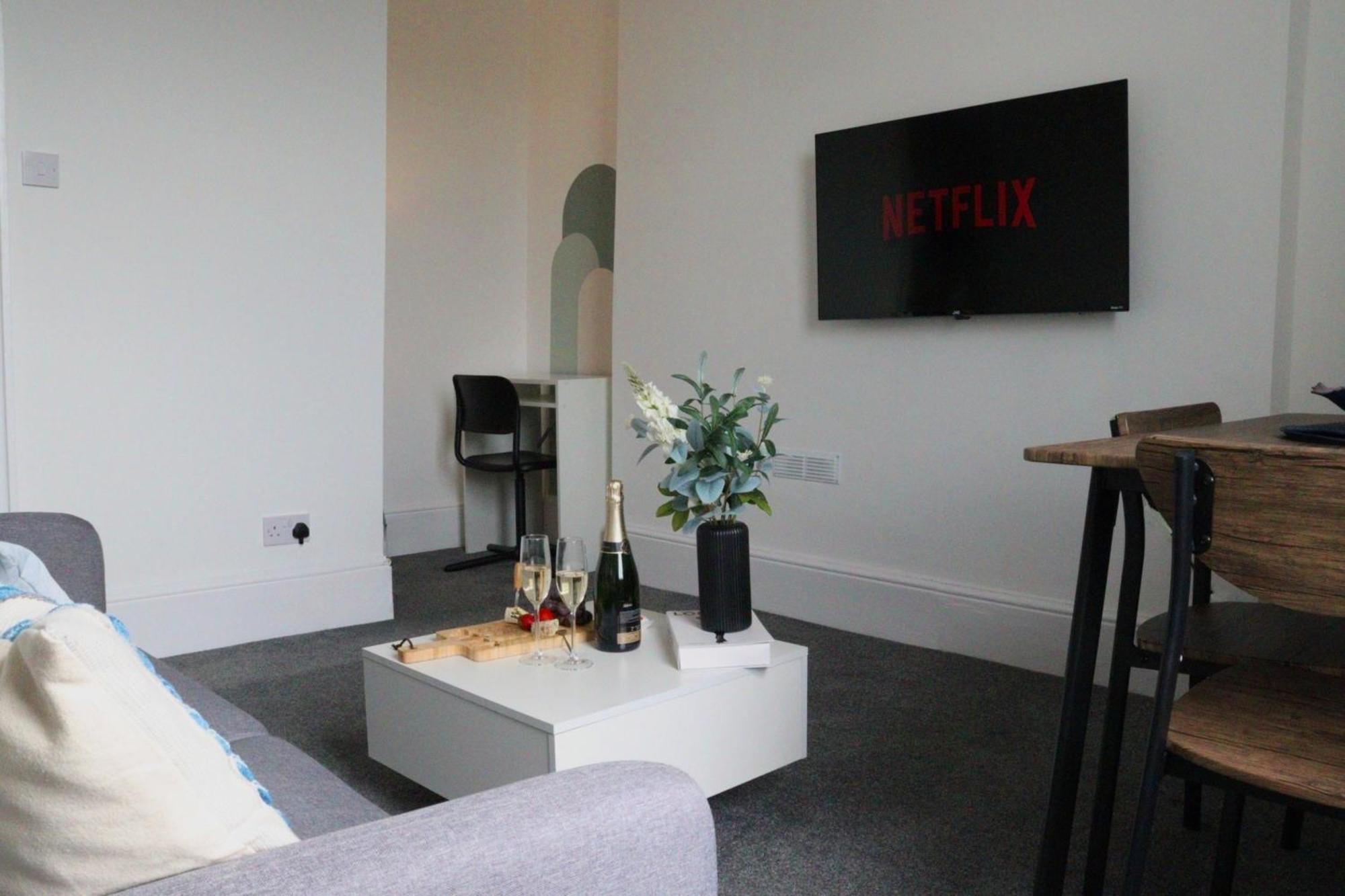 Brand New Modern Apartments Steps From Gloucester Quays Exterior photo