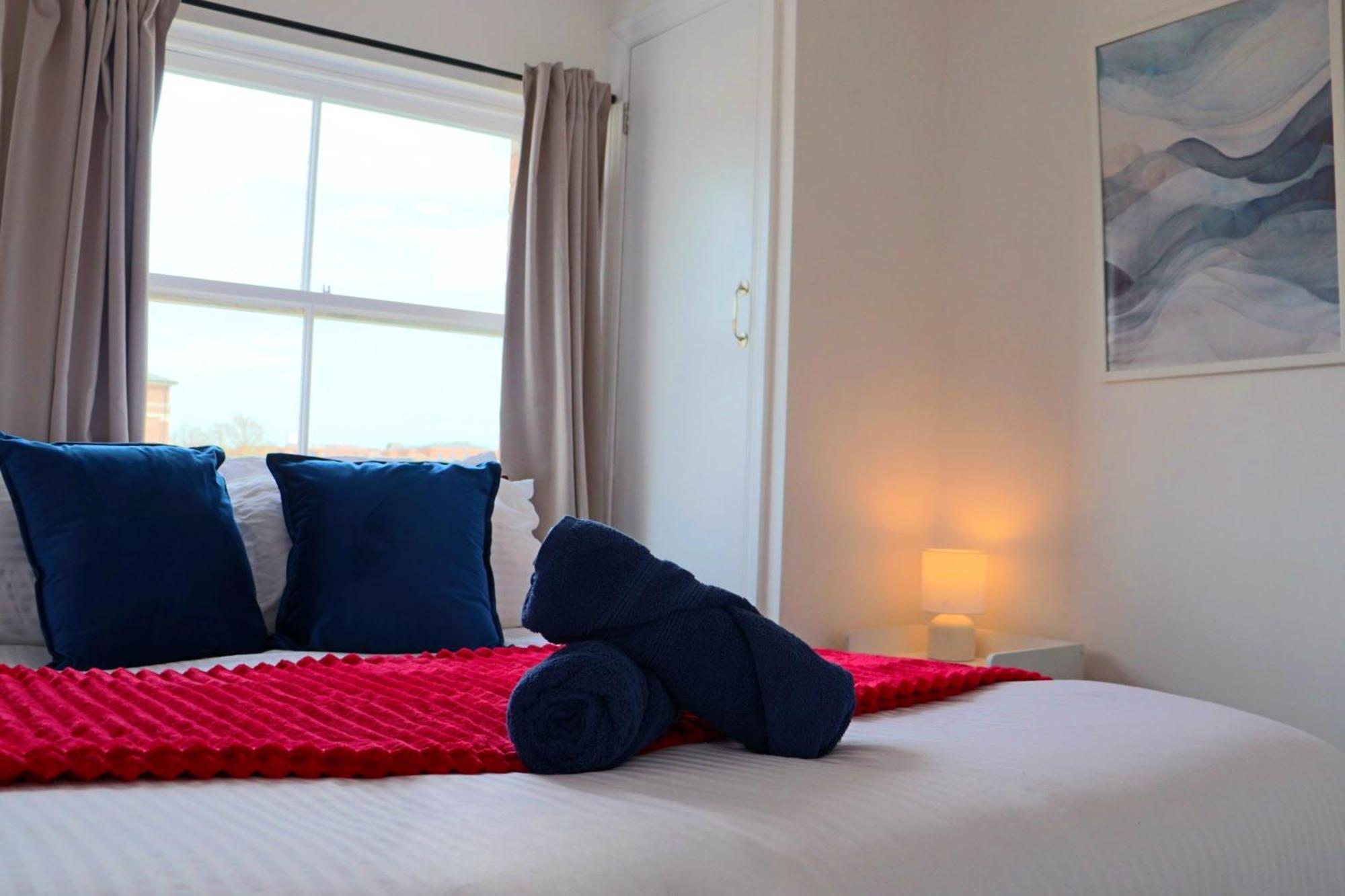 Brand New Modern Apartments Steps From Gloucester Quays Exterior photo