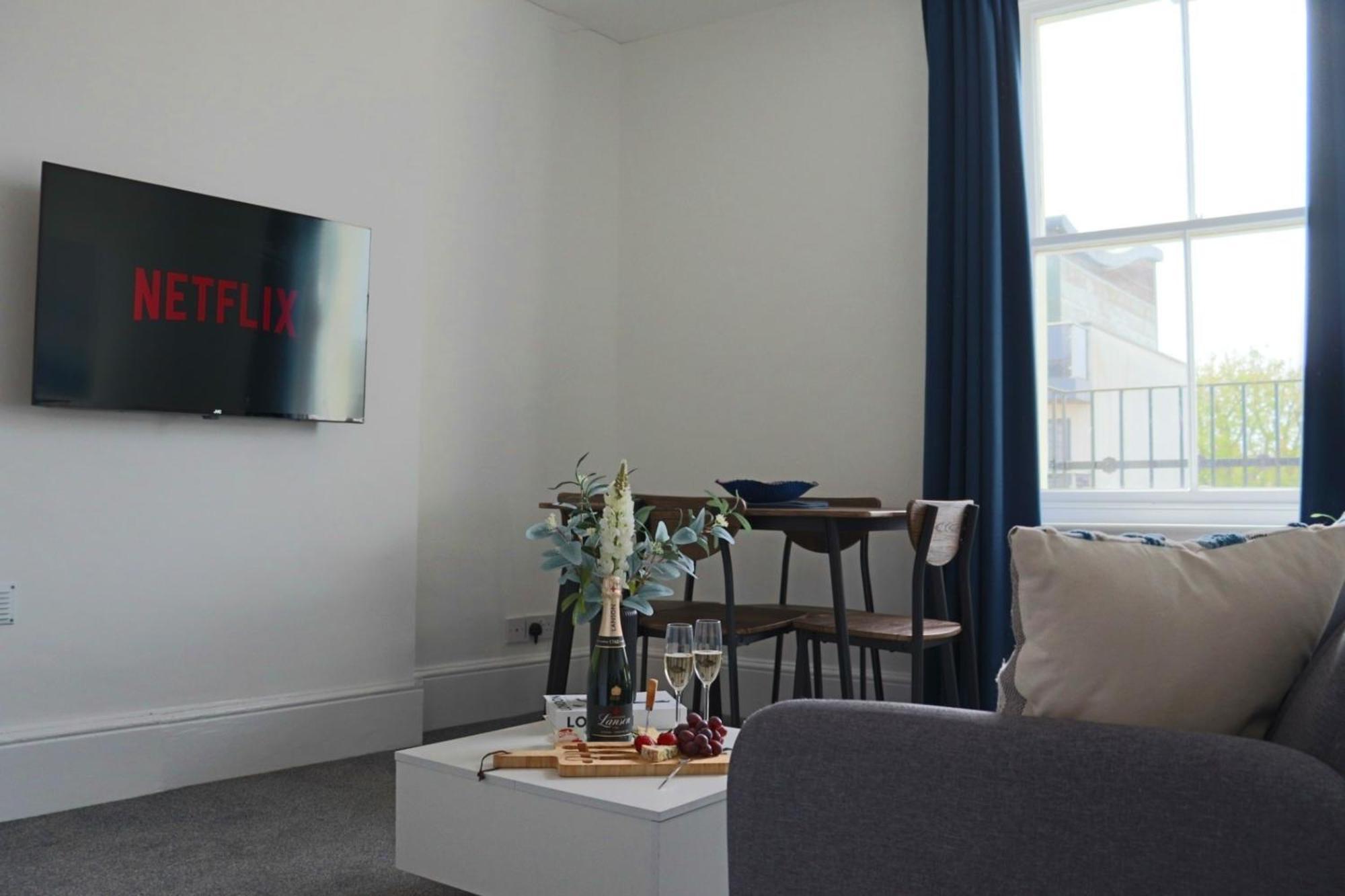 Brand New Modern Apartments Steps From Gloucester Quays Exterior photo