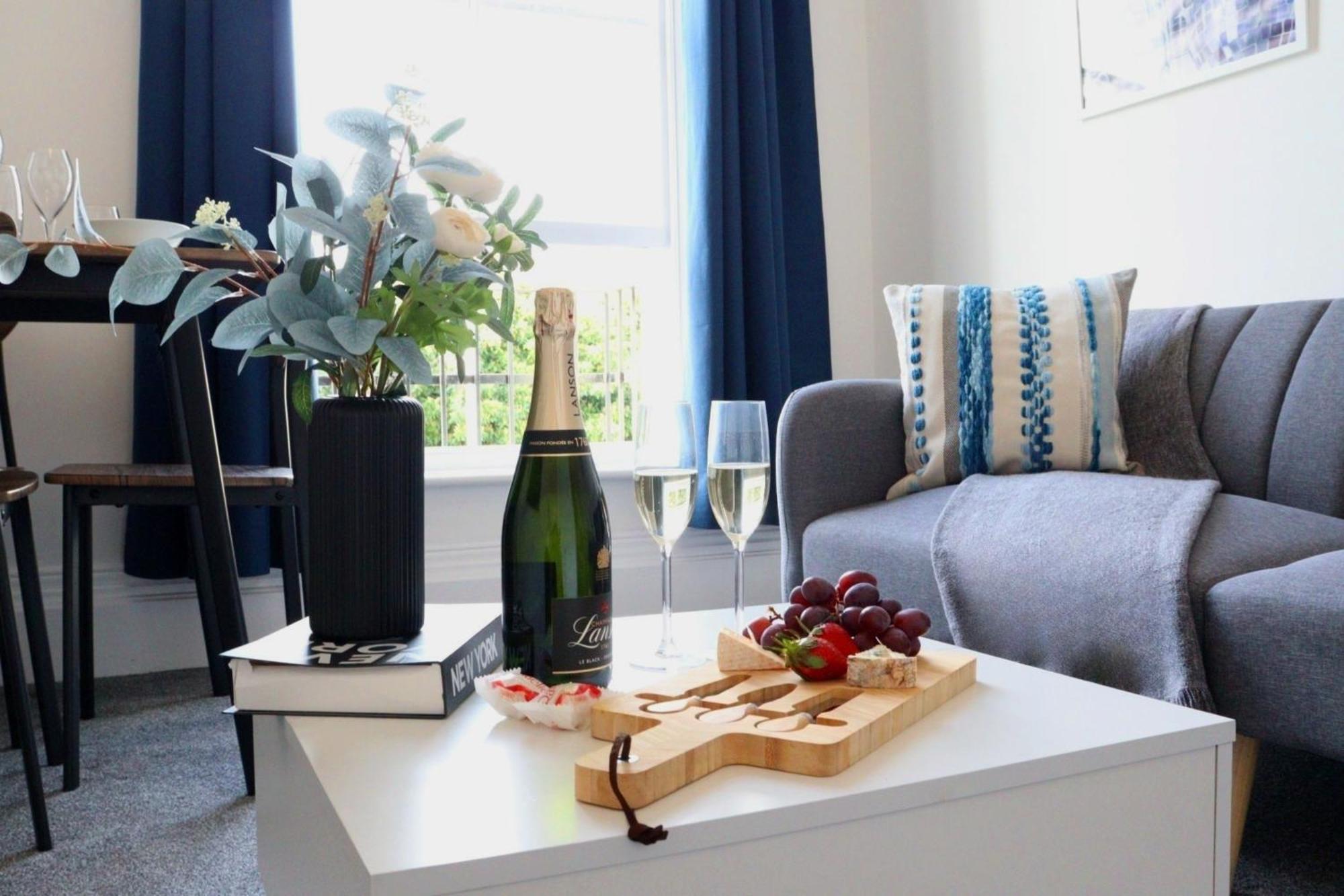 Brand New Modern Apartments Steps From Gloucester Quays Exterior photo