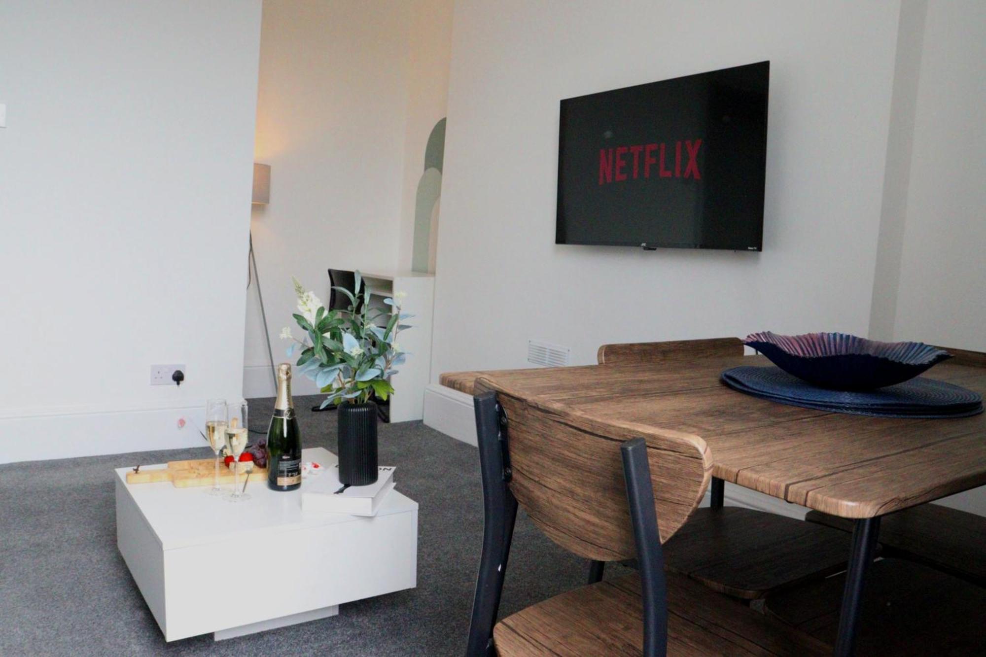 Brand New Modern Apartments Steps From Gloucester Quays Exterior photo
